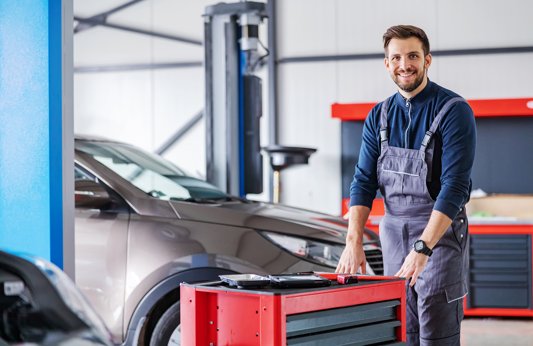 Mechaniker Autodienst Zentner in der Werkstatt